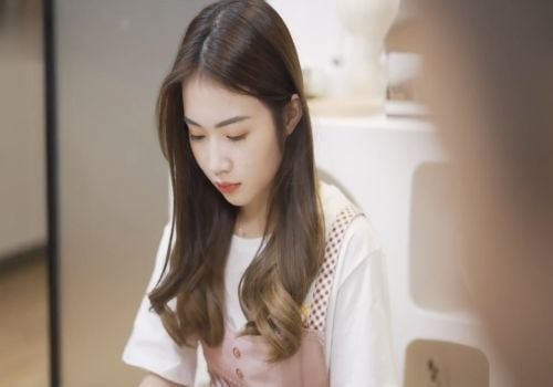 Đứa con gái xinh đẹp bị gã cha dượng cưỡng bức tình dục